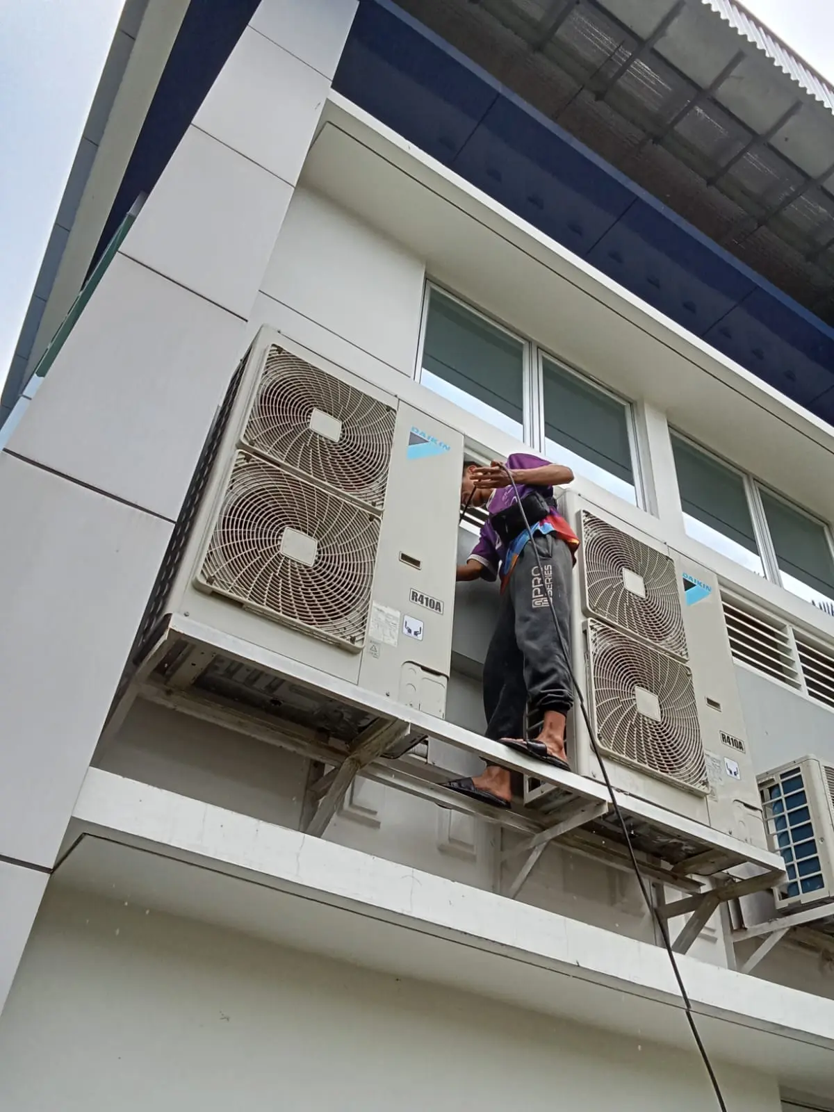 Pemeriksaan unit AC luar ruangan