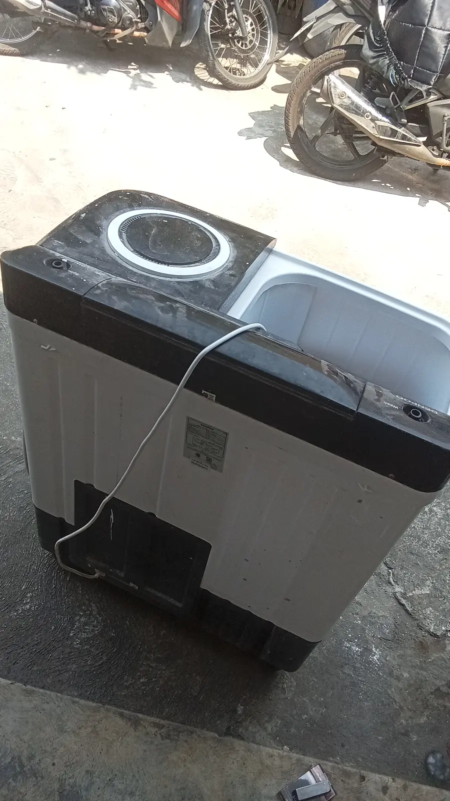 Pemeriksaan bagian dalam perangkat elektronik